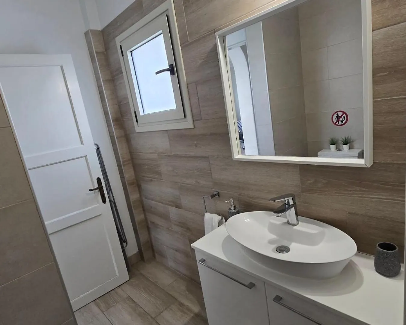 Seaside Escape Apartment 라르나카