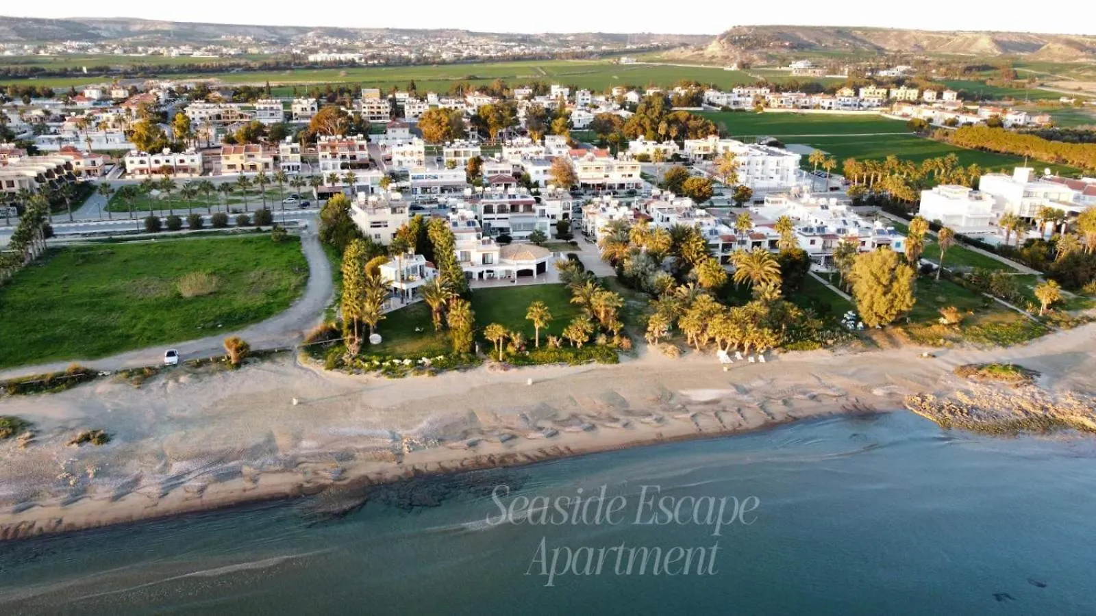 לרנקה Seaside Escape Apartment